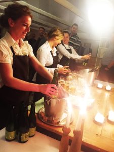 Lokal æblecider serveres til velkomstdrink.