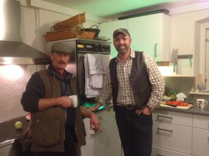 event-mager Jesper Tikiøb i et stille øjeblik sammen med nabo Jørgen Thomsen.
